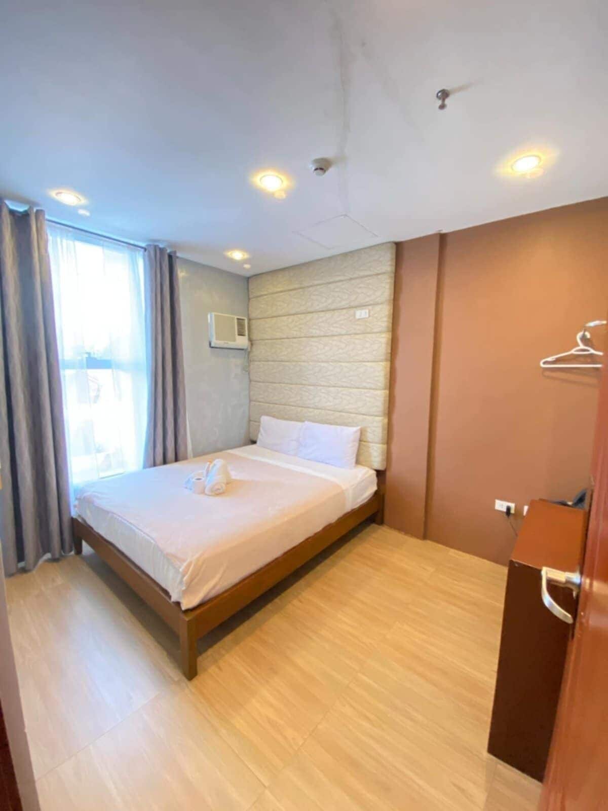 Suite clásica | Ropa de cama de alta calidad, muebles diferentes y escritorio 