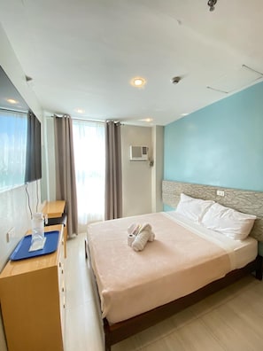 Business Studio, 1 Double Bed, Accessible, City View | Premium bedding, individually furnished, desk, laptop workspace