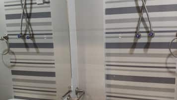 Ducha, artículos de tocador gratuitos, toallas, jabón