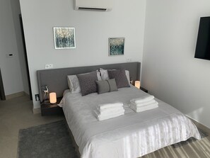 5 chambres, coffres-forts dans les chambres, fer et planche à repasser