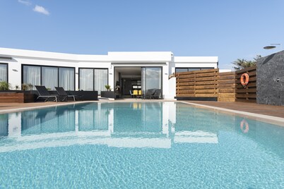Luxurious 5 bed 4 bath villa in Los Mojones with stunning views and facilities