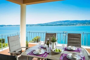 Villa, 3 Schlafzimmer, eigener Pool, Meerblick | Blick vom Balkon