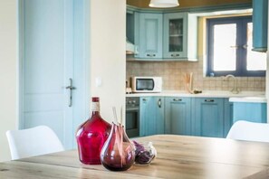 Villa, 3 chambres, piscine privée, vue mer | Cuisine privée | Grand réfrigérateur, micro-ondes, four, plaque de cuisson