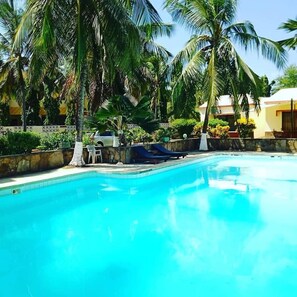Outdoor pool - Glory Holiday Resort (Mombasa)