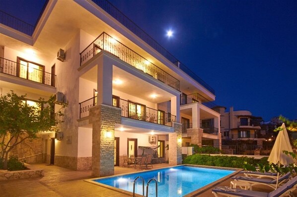 Majoituspaikan julkisivu illalla/yöllä