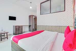 Kamar Double Deluks, 1 Tempat Tidur King, pemandangan gunung | Seprai premium, meja kerja, dan ruang kerja ramah laptop
