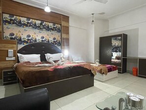 Quarto casal luxo, 1 cama King, vista para a montanha | Roupas de cama premium, escrivaninha, espaço de trabalho para notebook