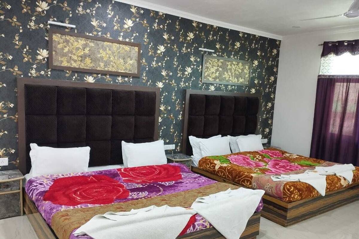 Quarto casal luxo, 1 cama King, vista para a montanha | Roupas de cama premium, escrivaninha, espaço de trabalho para notebook