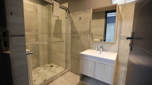 Quarto casal executivo | Banheiro | Chuveiro, produtos de toalete grátis, bidê, toalhas de banho