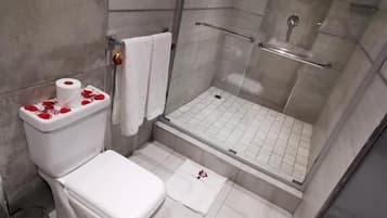 Regadera, amenidades de baño gratuitas, bidet, toallas