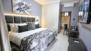 Desk, blackout drapes, free WiFi, bed sheets - The Cascades Guest Lodge  (Mbombela)