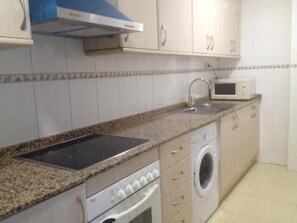 Frigorifero, microonde, forno, piano cottura