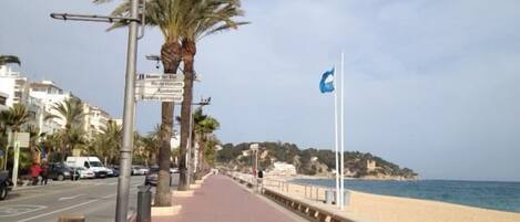 Una spiaggia nelle vicinanze