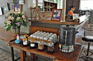 Se sirven desayunos, almuerzos y cenas; cocina tailandesa