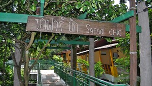 Une enseigne en bois sur laquelle est inscrit « UNAH’S IN SAFARI CHIC », indiquant une zone sur le thème du safari.