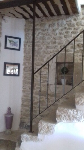 Interior - Charming typical Provencal village house. (Cabrières-d'Avignon)