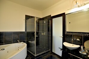 Deluxe-Doppelzimmer, Meerblick | Badezimmer | Dusche, kostenlose Toilettenartikel, Haartrockner, Hausschuhe