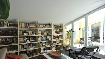 Suite, vista mare (Attico) | Area soggiorno | TV a schermo piatto