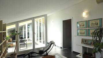 Suite, vista mare (Attico) | Soggiorno | TV a schermo piatto