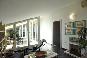 Suite, Sea View (Attic) | Living room | Flat-screen TV - Il Golfo Artisti e Poeti Villa Thea (Lerici)