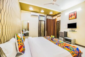 Desk, rollaway beds, free WiFi
