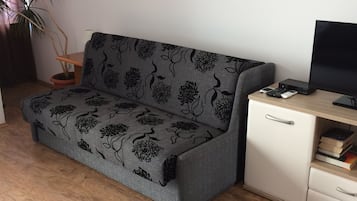 Departamento Confort, balcón, vista al mar | Área de sala de estar | Televisión de pantalla plana