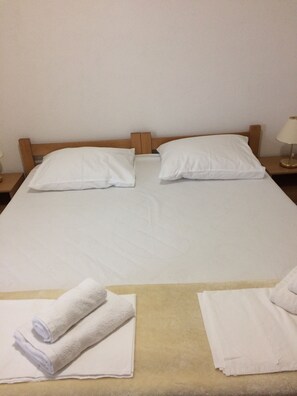 Apartment, 1 Twin Bed | Blackout drapes, free WiFi, bed sheets