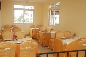 Se sirven desayunos, almuerzos y cenas; cocina local e internacional