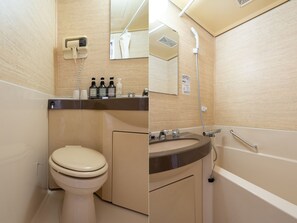 Une salle de bain avec des toilettes, un lavabo et une baignoire.