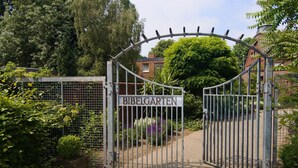 Una entrada portonada con un cartel que dice 'BIBELGARTEN'.
