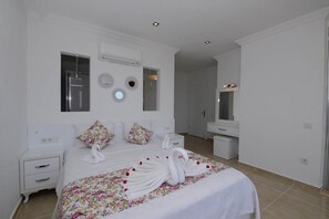 Villa, vista a la alberca | 3 habitaciones, escritorio y ropa de cama