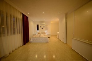 3 habitaciones, escritorio y ropa de cama 