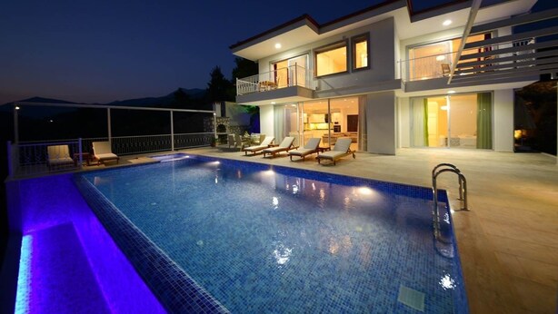 Front of property - evening/night - Villa Oscar (Kas)