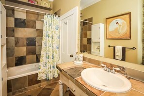 Hair dryer, towels, soap, shampoo - Meritage House - Excellent Location, King St. NOTL (Niagara-on-the-Lake)