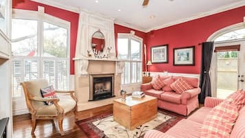 Télévision, cheminée, chaîne hi-fi, espaces bureaux