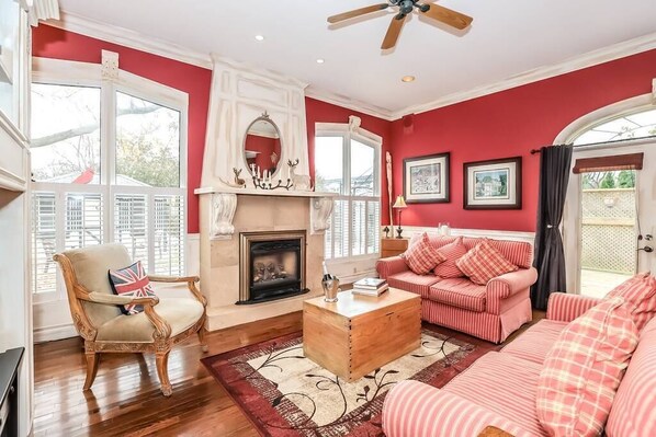 Televisión, chimenea, estéreo y oficina 