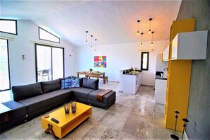 Villa, bassengutsikt | Oppholdsrom | LCD-TV