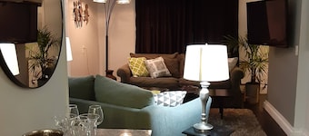 NEW LISTING -Lovely Hideaway; King Bed; Private Entrance