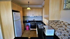 Villa, 3 habitaciones | Cocina básica privada | Frigorífico grande, horno, placa de cocina y lavavajillas