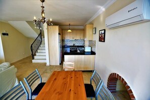 Grand réfrigérateur, four, plaque de cuisson, lave-vaisselle