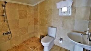 Villa, 3 habitaciones | Baño | Bañera y ducha independientes, bañera profunda y toallas