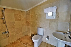 Bañera y ducha independientes, bañera profunda, toallas