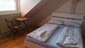 Tweepersoonskamer, gemeenschappelijke badkamer | Woonruimte