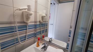 Double Room, Private Bathroom | Bathroom | Shower