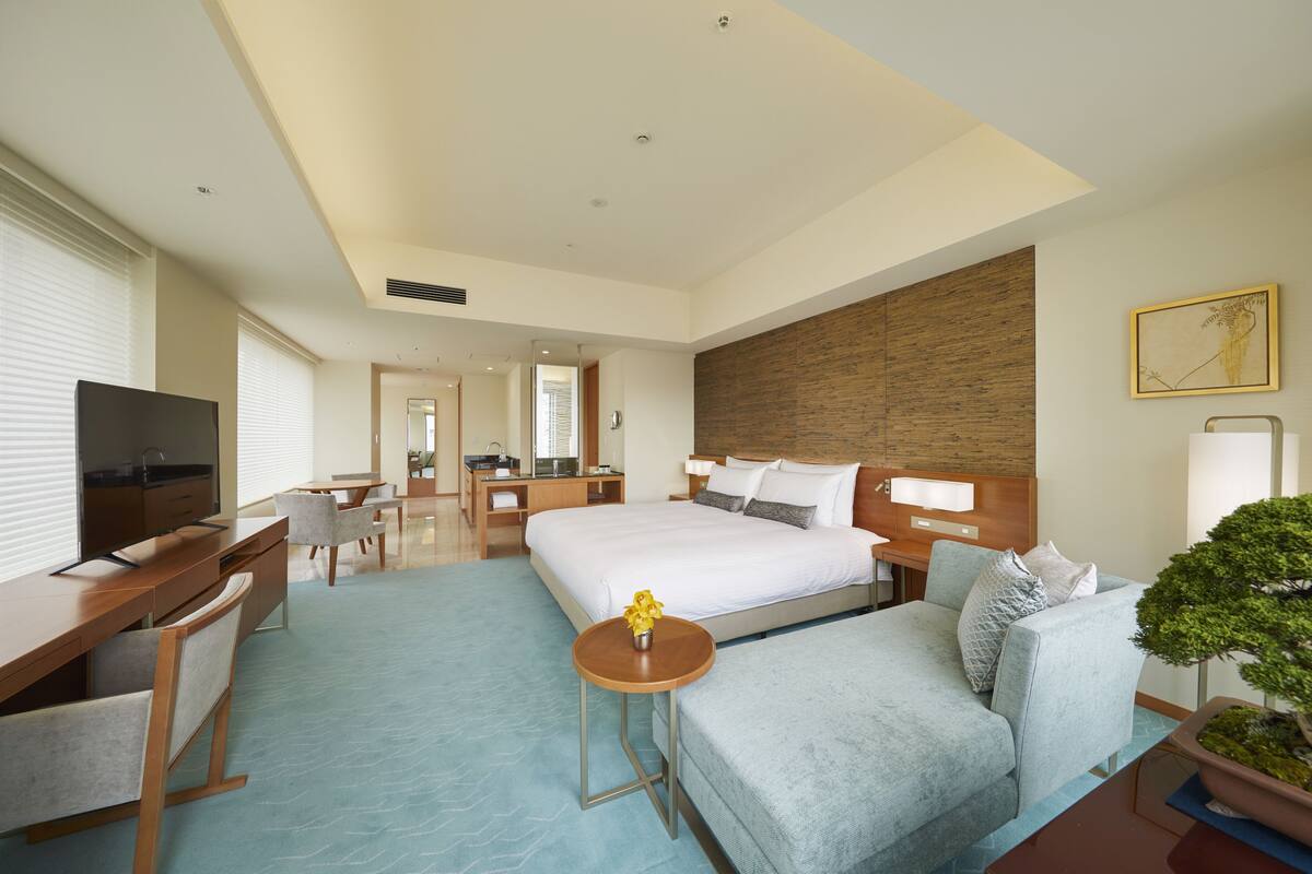 Habitación Deluxe, para no fumadores, en esquina (king) | Ropa de cama hipoalergénica y artículos del minibar gratis