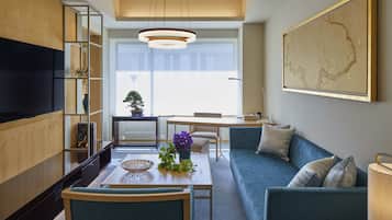 套房, 无烟房 (Seasonal Suite Winter) | 起居区 | 50-英寸纯平电视(配备数码频道)、电视、平板电脑