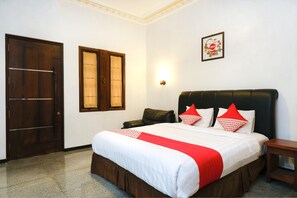 Deluxe Suite, 1 Double Bed | Desk, laptop workspace, free WiFi, bed sheets - Super OYO OYO Capital O 514 Omah Pari Boutique Hotel (Yogyakarta)
