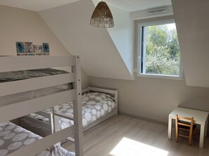 4 chambres, bureau, fer et planche à repasser, lit de bébé portatif