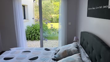 4 slaapkamers, een bureau, een strijkplank/strijkijzer, reisbedje