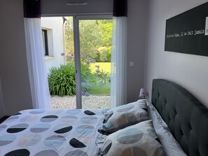 4 slaapkamers, een bureau, een strijkplank/strijkijzer, reisbedje